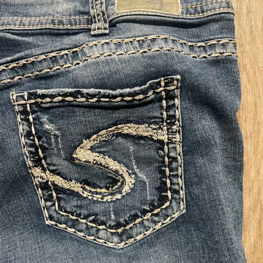 Silver Jeans Co Suki Distressed Bermuda Jean Shorts Blue Denim Size 22 length 9”